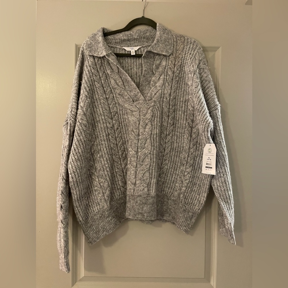 Time and tru v neck collared sweater